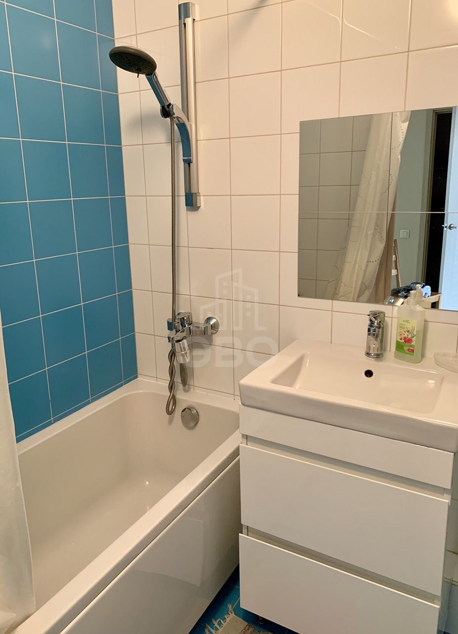 трехкомнатная квартира в Санкт-Петербурге по адресу: Оптиков ул., 34, к 1