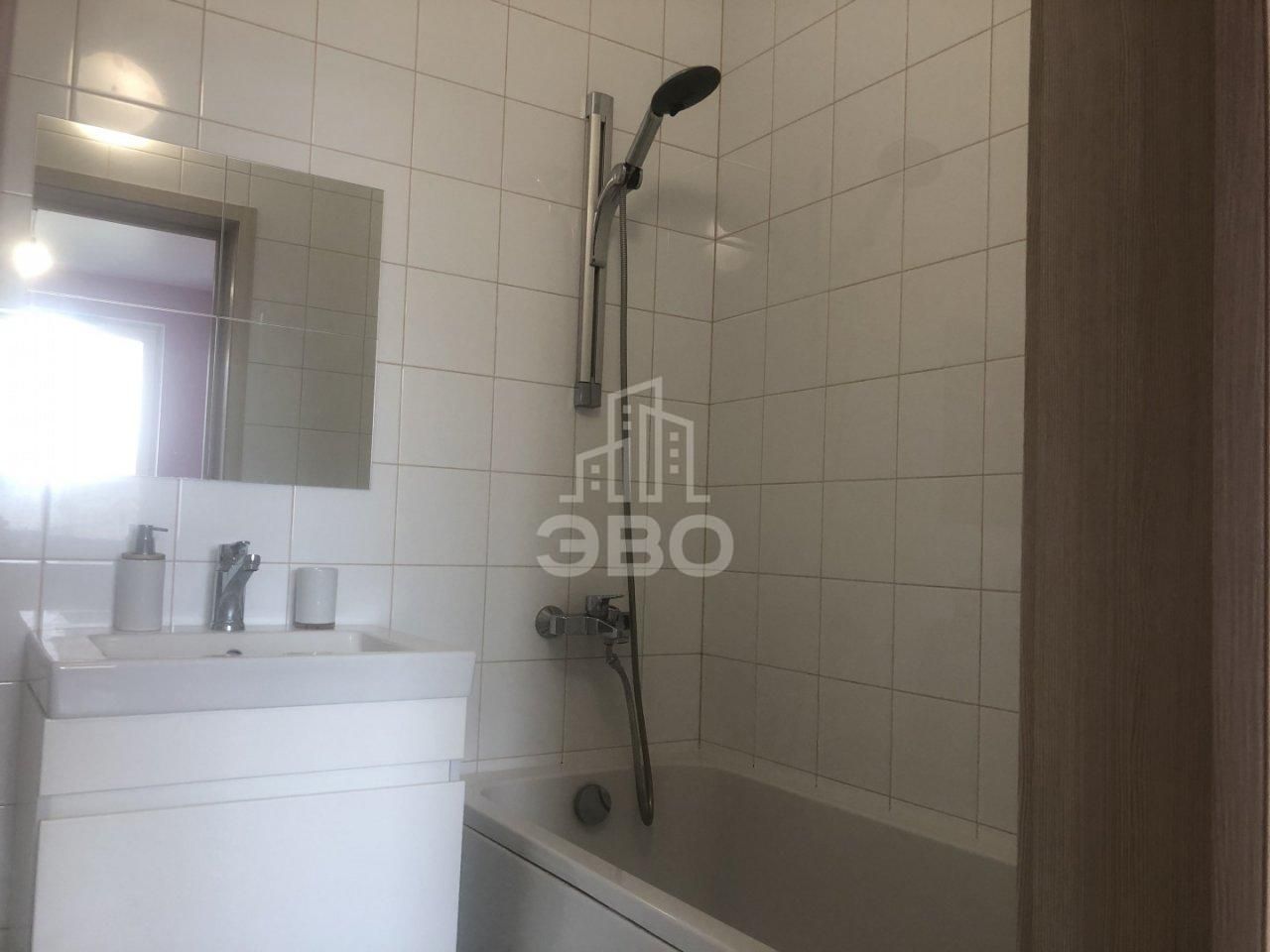 трехкомнатная квартира в Санкт-Петербурге по адресу: Оптиков ул., 34, к 1