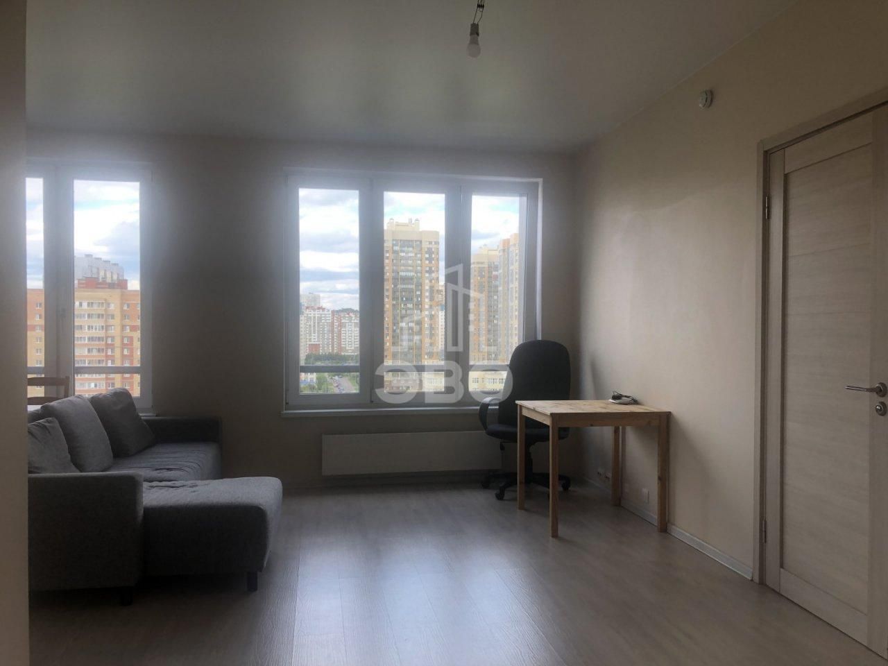 трехкомнатная квартира в Санкт-Петербурге по адресу: Оптиков ул., 34, к 1