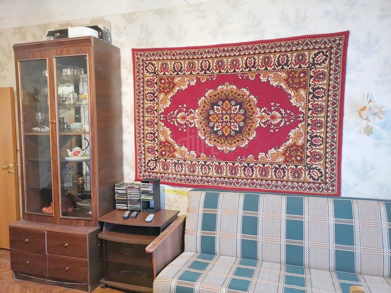 трехкомнатная квартира в Санкт-Петербурге по адресу: Ткачей ул., 48