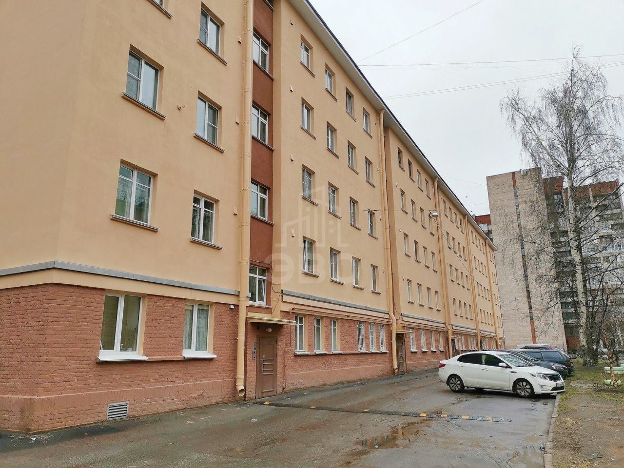 трехкомнатная квартира в Санкт-Петербурге по адресу: Ткачей ул., 48