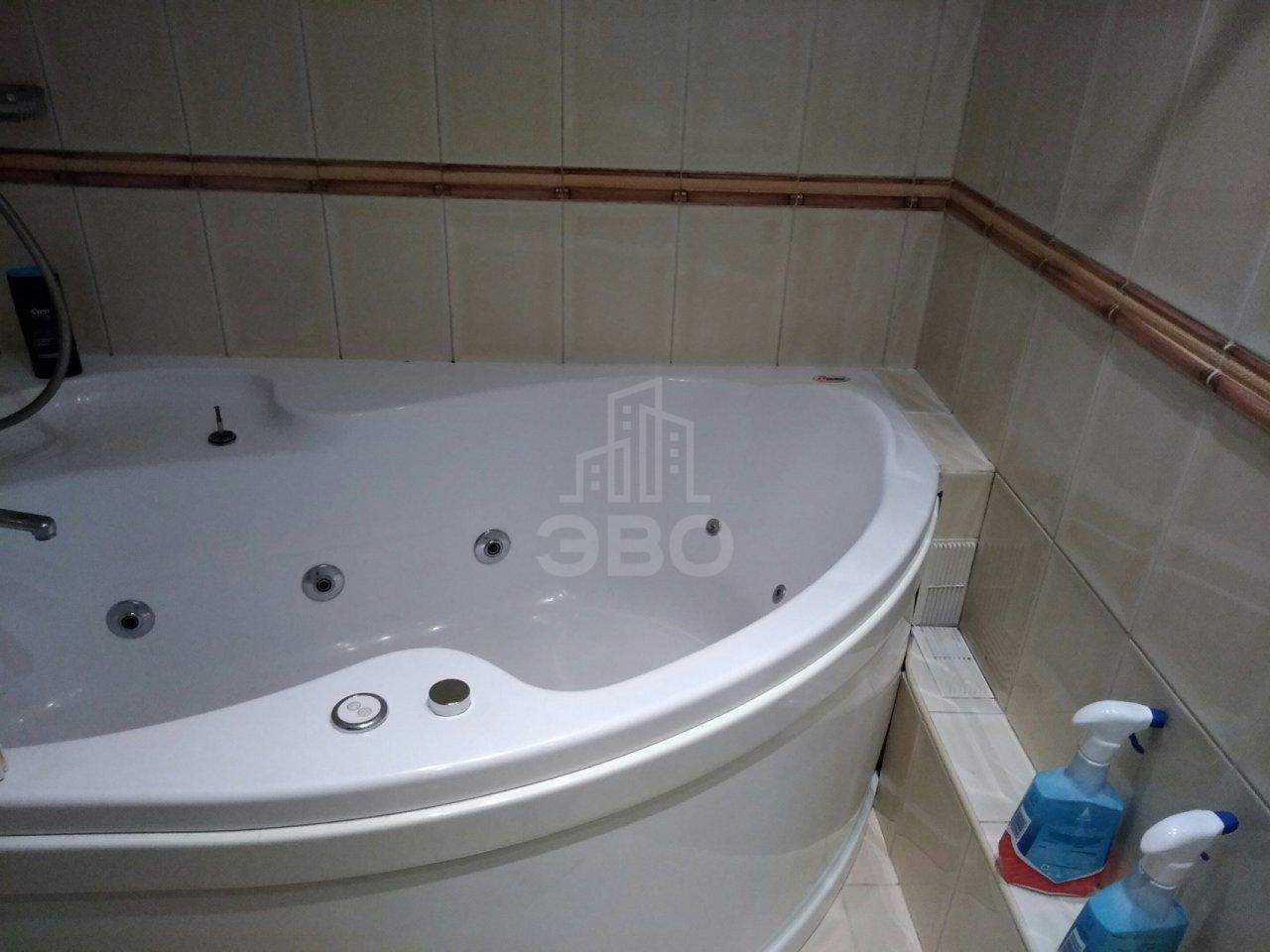 трехкомнатная квартира в Санкт-Петербурге по адресу: Маршала Казакова ул., 11