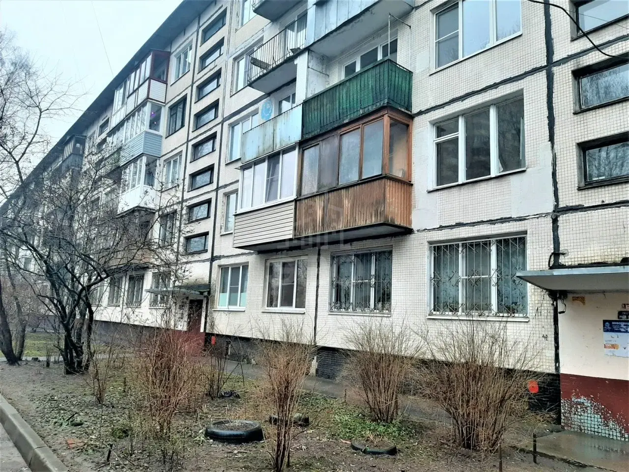 трехкомнатная квартира в Санкт-Петербурге по адресу: Ушинского ул., 23, к 1