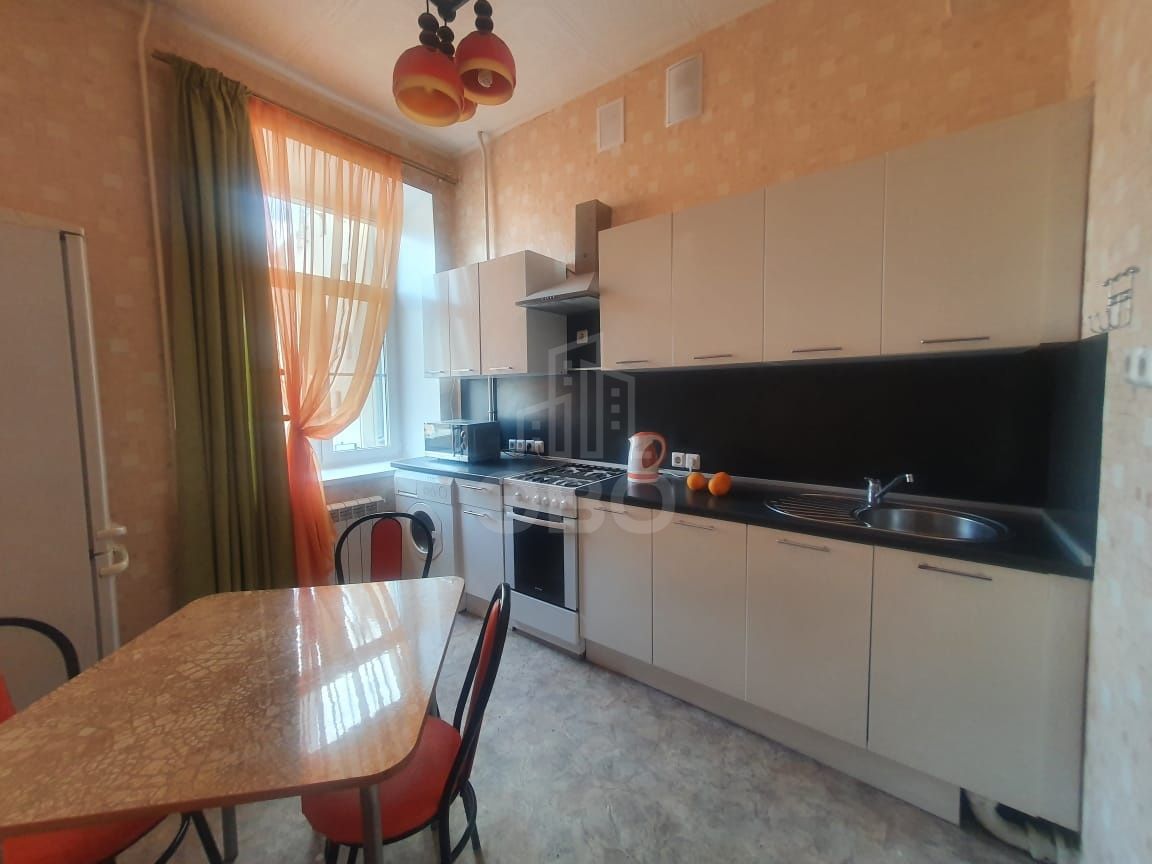 трехкомнатная квартира в Санкт-Петербурге по адресу: Маяковского ул., 1/96