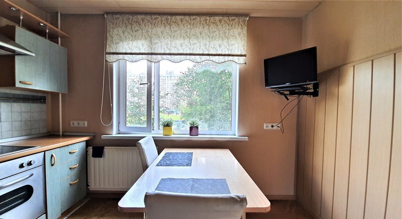 трехкомнатная квартира в Санкт-Петербурге по адресу: Комендантский проспект, 20, к 2