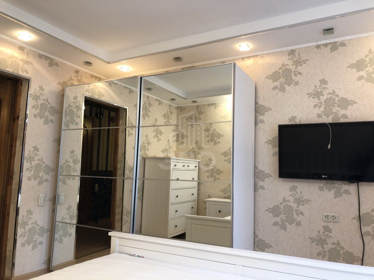 трехкомнатная квартира в Санкт-Петербурге по адресу: Карпинского ул., 27, к 2