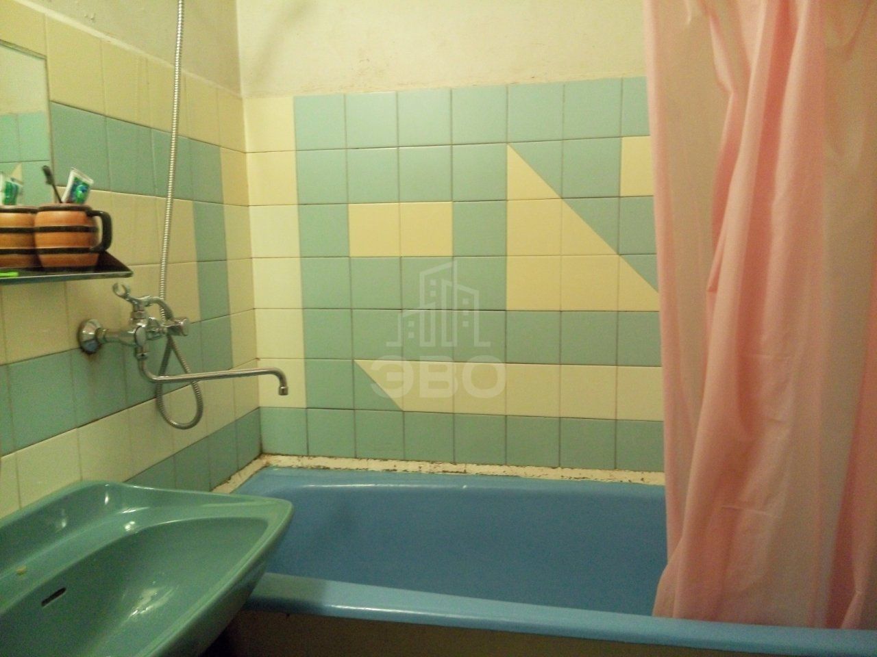 трехкомнатная квартира в Санкт-Петербурге по адресу: Коммуны ул., 26, к 4