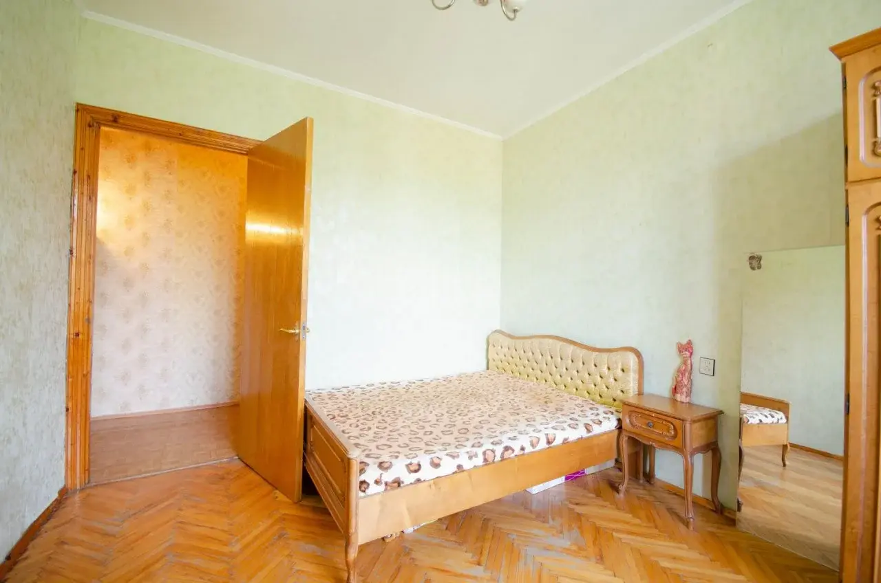 трехкомнатная квартира в Санкт-Петербурге по адресу: Авиационная ул., 15