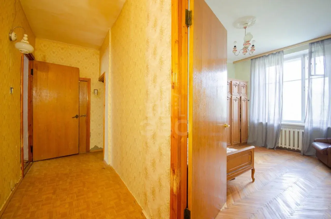 трехкомнатная квартира в Санкт-Петербурге по адресу: Авиационная ул., 15