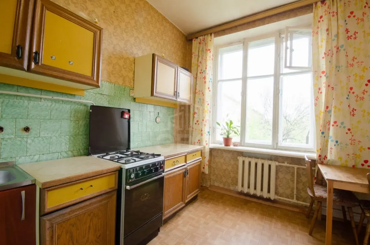 трехкомнатная квартира в Санкт-Петербурге по адресу: Авиационная ул., 15