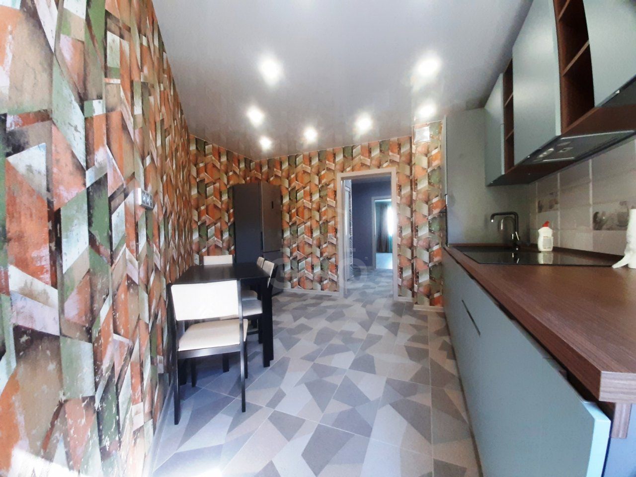 трехкомнатная квартира в Санкт-Петербурге по адресу: Королева проспект, 66, к 1