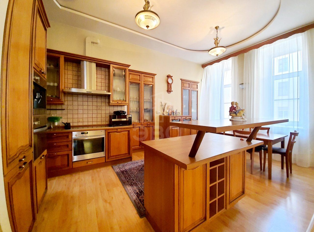 многокомнатная квартира в Санкт-Петербурге по адресу: Жуковского ул., 57