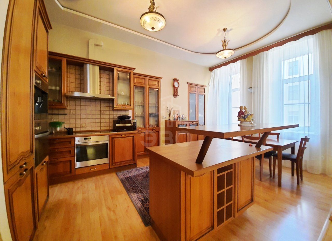 многокомнатная квартира в Санкт-Петербурге по адресу: Жуковского ул., 57