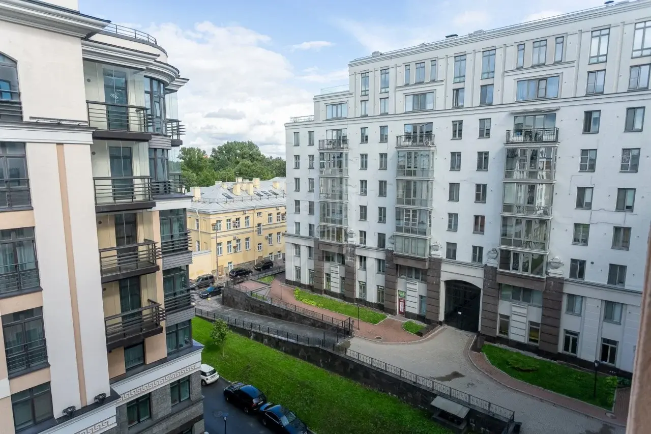 трехкомнатная квартира в Санкт-Петербурге по адресу: Парадная ул., 3, к 2