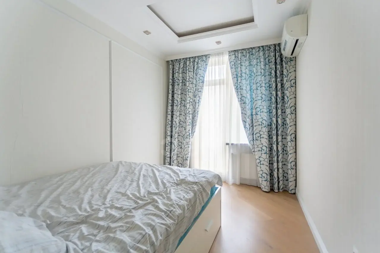 трехкомнатная квартира в Санкт-Петербурге по адресу: Парадная ул., 3, к 2