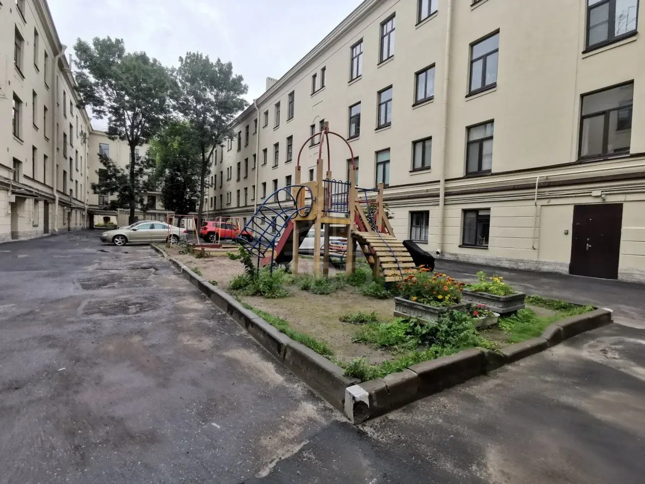 трехкомнатная квартира в Санкт-Петербурге по адресу: Конногвардейский б-р., 6