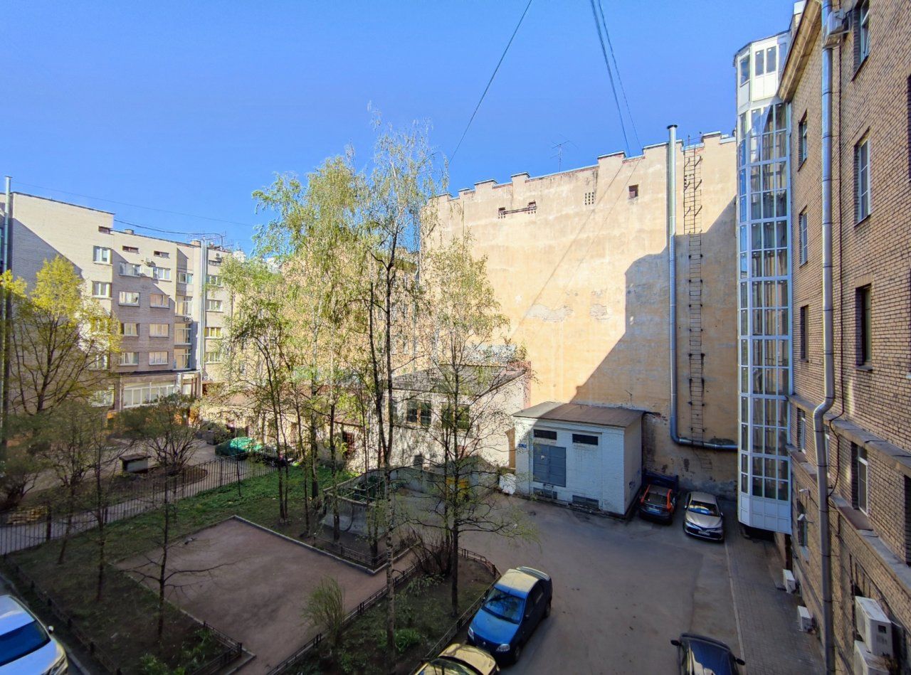 трехкомнатная квартира в Санкт-Петербурге по адресу: Блохина ул., 23