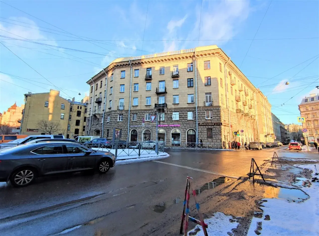 трехкомнатная квартира в Санкт-Петербурге по адресу: Блохина ул., 23