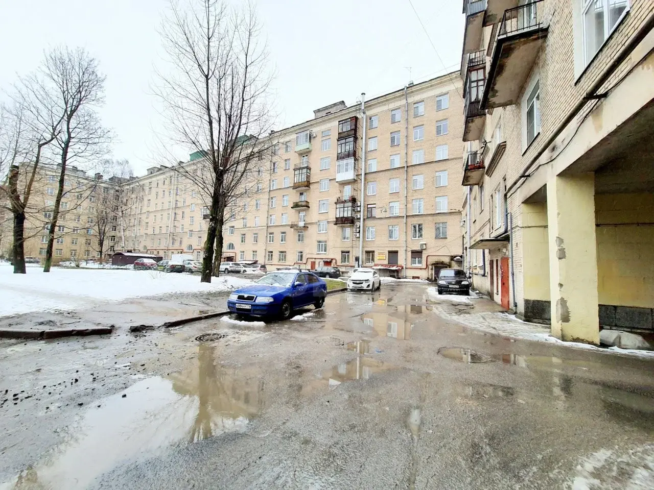 трехкомнатная квартира в Санкт-Петербурге по адресу: Красных Зорь б-р., 7