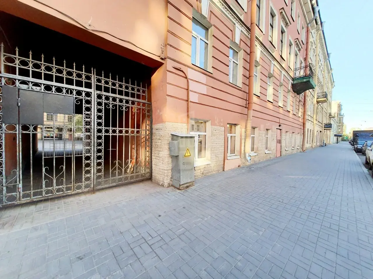 трехкомнатная квартира в Санкт-Петербурге по адресу: Садовая ул., 125