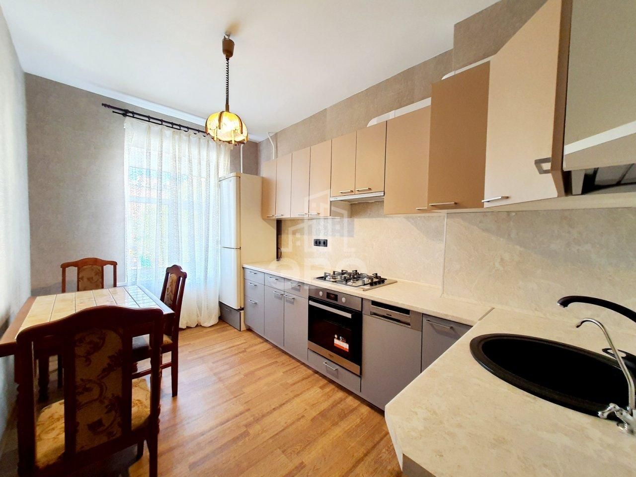 трехкомнатная квартира в Санкт-Петербурге по адресу: Садовая ул., 125