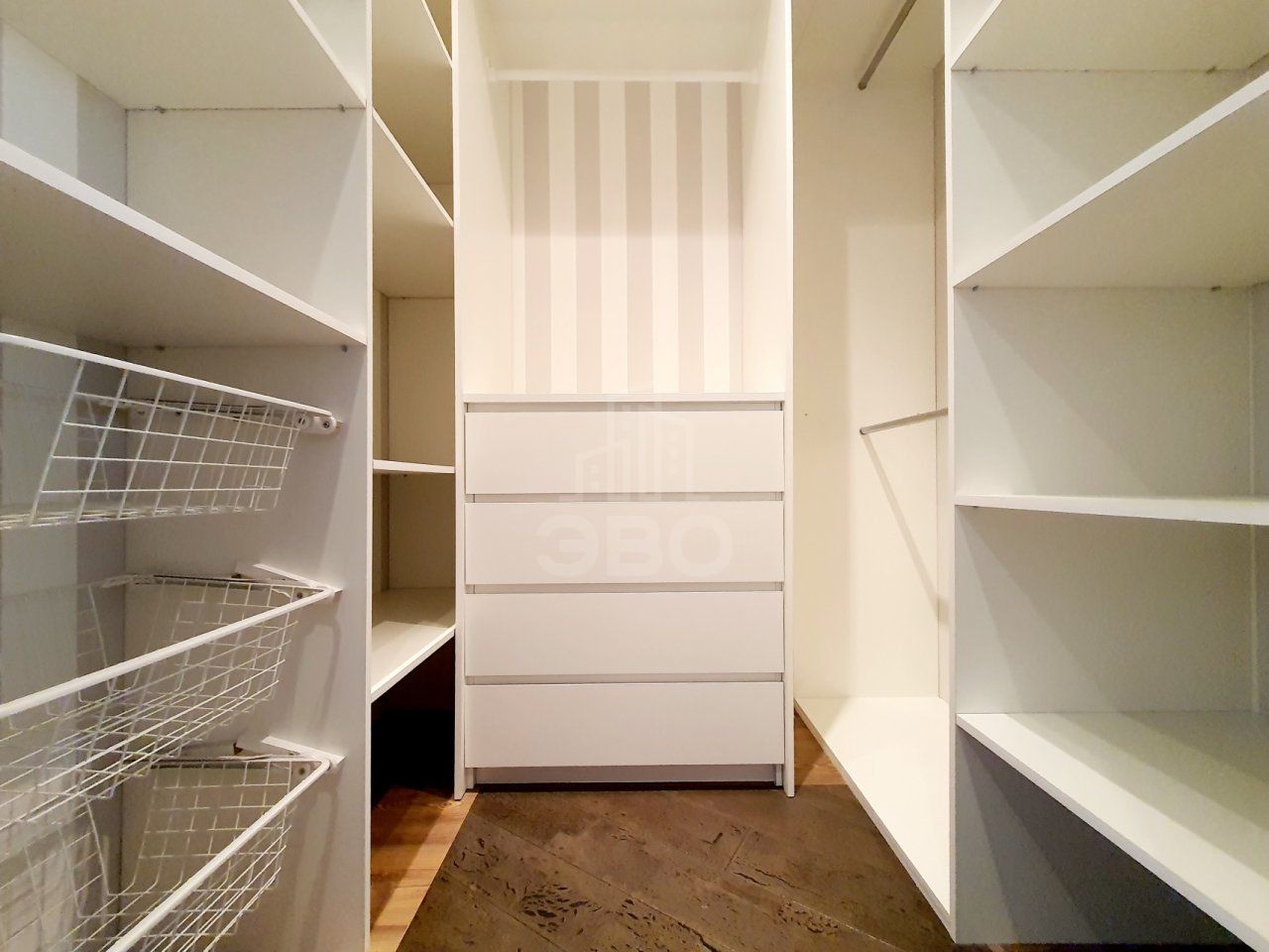 трехкомнатная квартира в Санкт-Петербурге по адресу: Реки Смоленки наб., 3, к 2