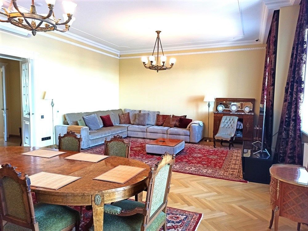 двухкомнатная квартира в Санкт-Петербурге по адресу: Миллионная ул., 15, литера Б