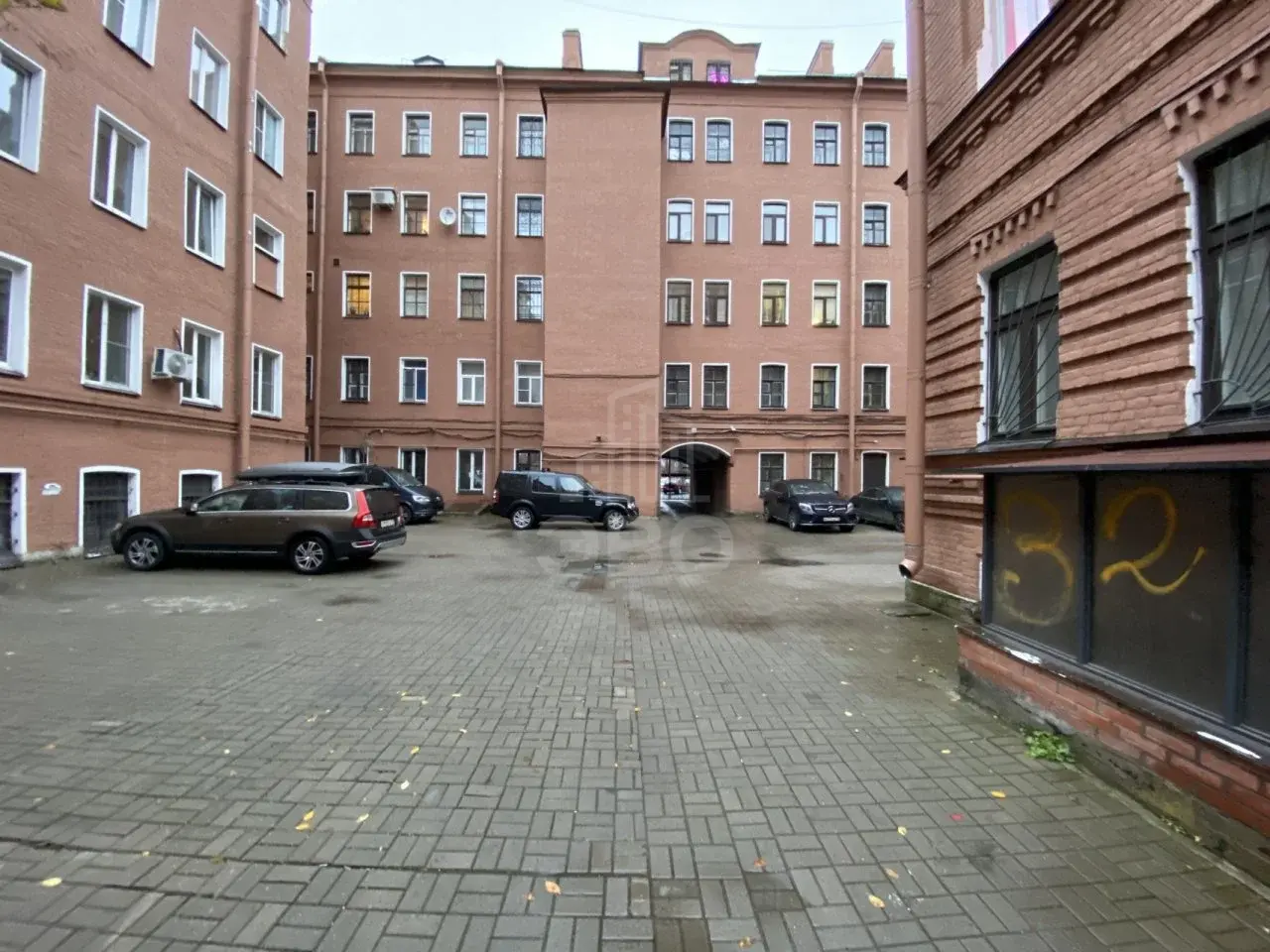 трехкомнатная квартира в Санкт-Петербурге по адресу: Смольный проспект, 7