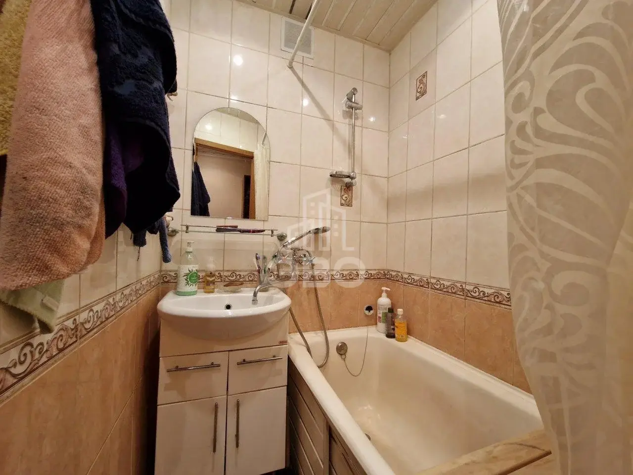 трехкомнатная квартира в Санкт-Петербурге по адресу: Белы Куна ул., 15, к 1, литера А