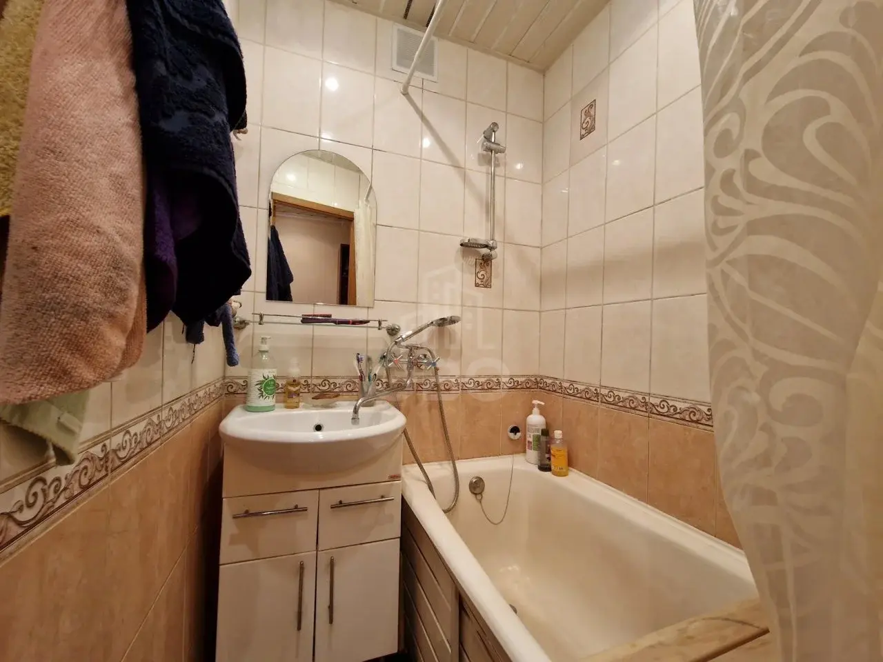 трехкомнатная квартира в Санкт-Петербурге по адресу: Белы Куна ул., 15, к 1, литера А