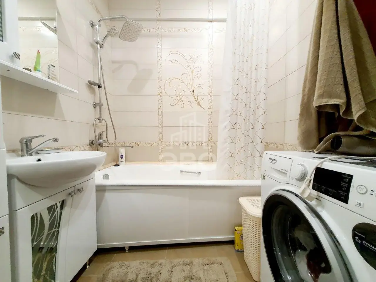 трехкомнатная квартира в Санкт-Петербурге по адресу: Парфеновская ул., 9, к 1