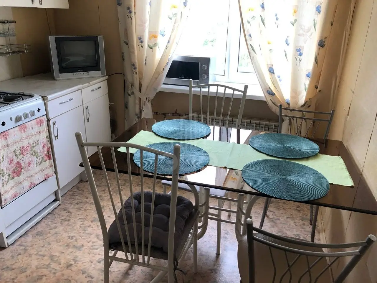 трехкомнатная квартира в Санкт-Петербурге по адресу: Крыленко ул., 15, к 2