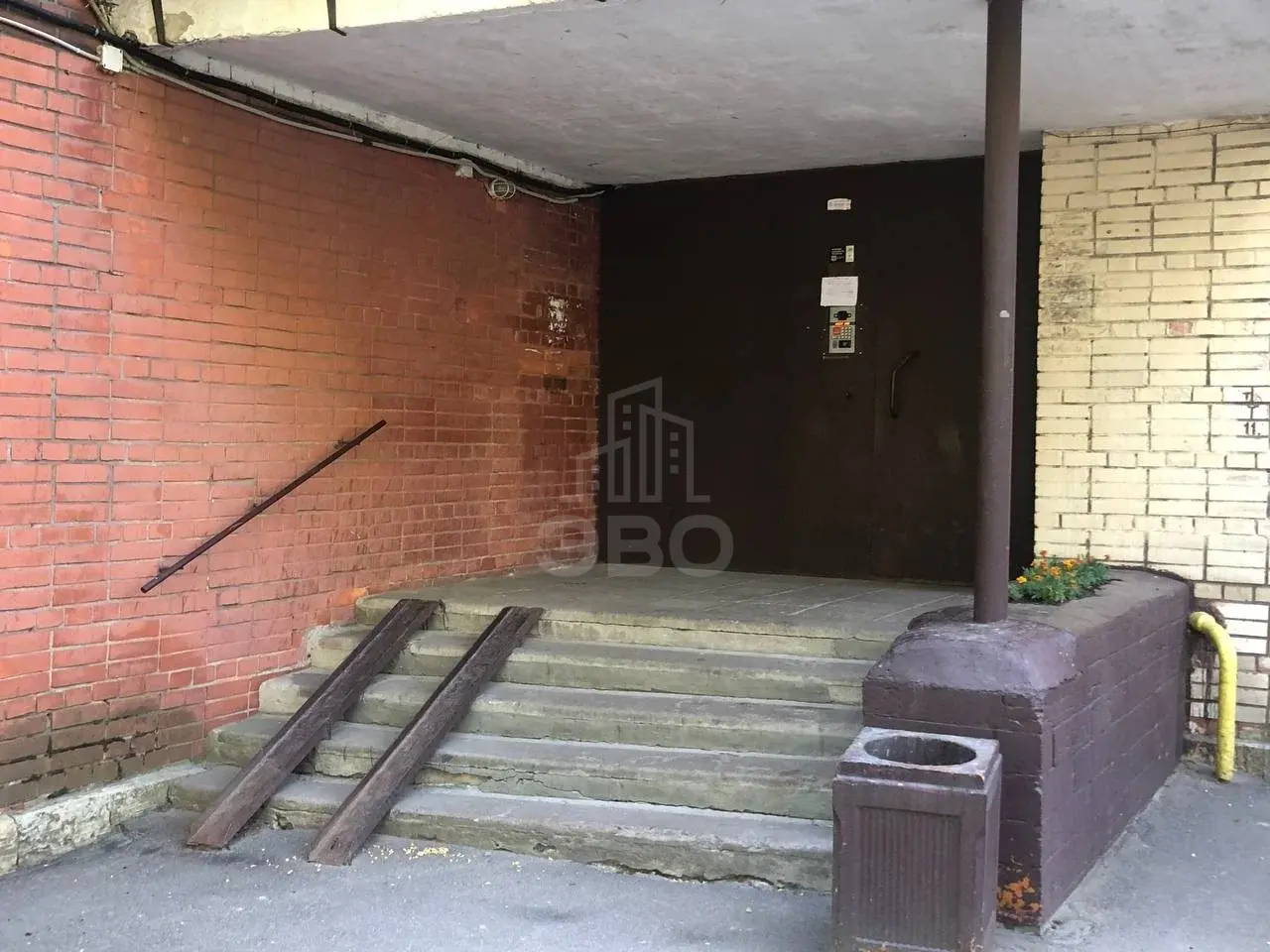 трехкомнатная квартира в Санкт-Петербурге по адресу: Крыленко ул., 15, к 2