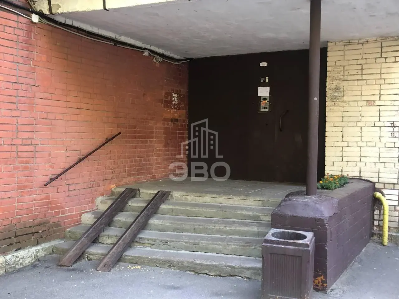 трехкомнатная квартира в Санкт-Петербурге по адресу: Крыленко ул., 15, к 2
