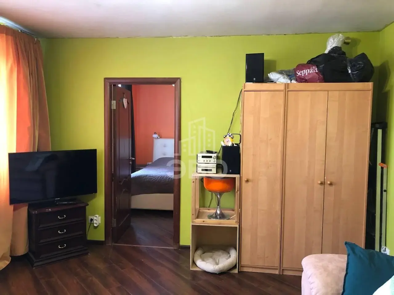 трехкомнатная квартира в Санкт-Петербурге по адресу: Крыленко ул., 15, к 2