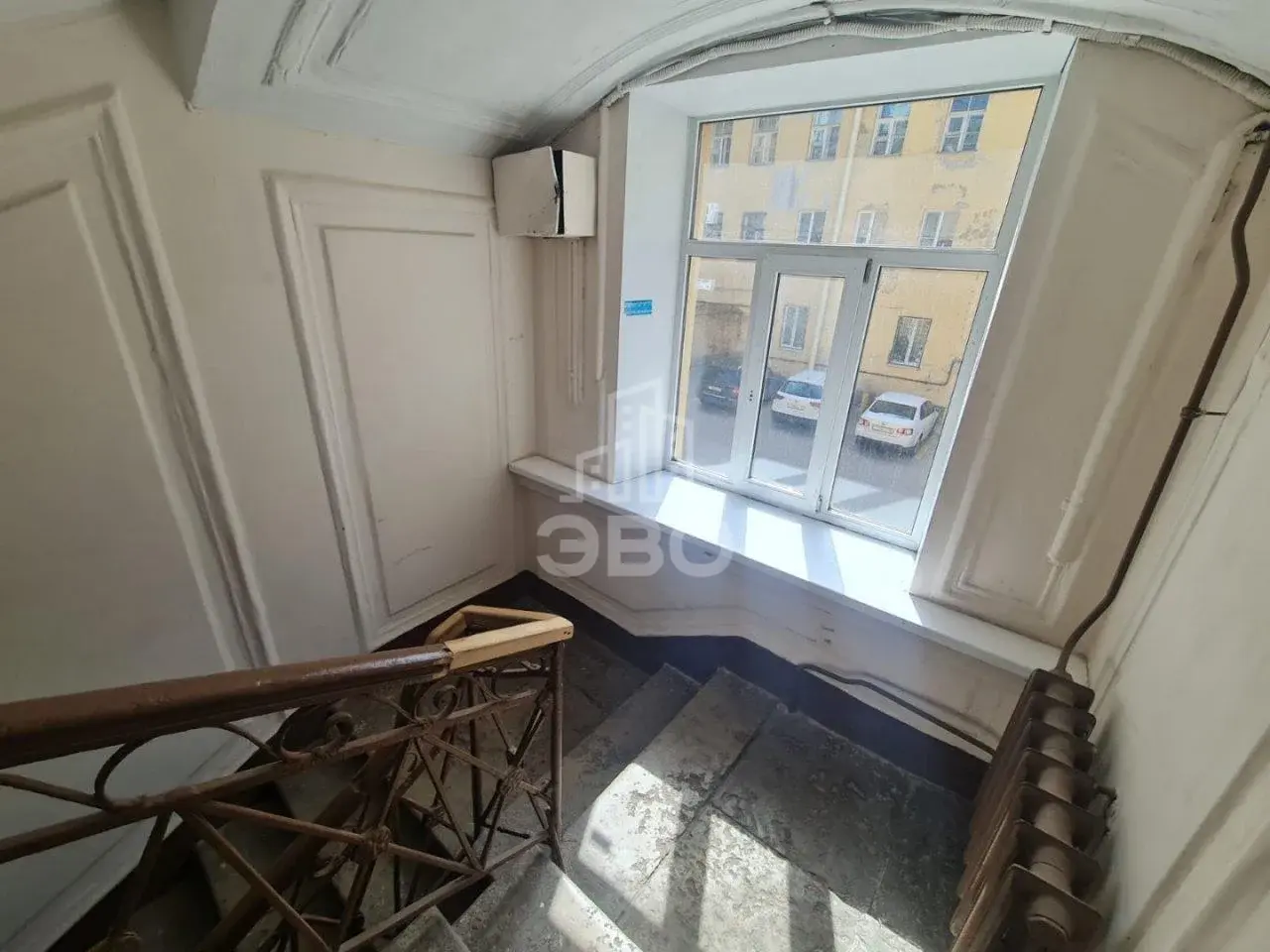 многокомнатная квартира в Санкт-Петербурге по адресу: Джамбула пер., 17