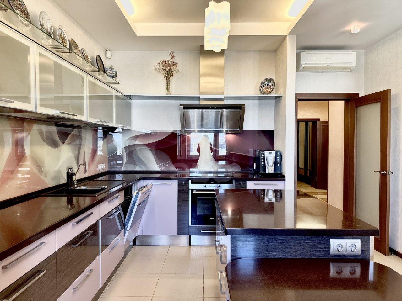 четырехкомнатная квартира в Санкт-Петербурге по адресу: Пражская ул., 44