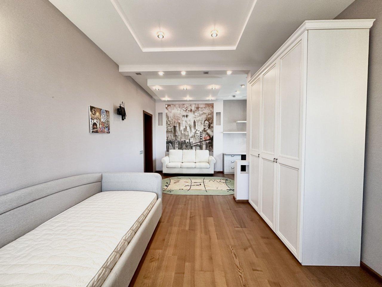 четырехкомнатная квартира в Санкт-Петербурге по адресу: Пражская ул., 44