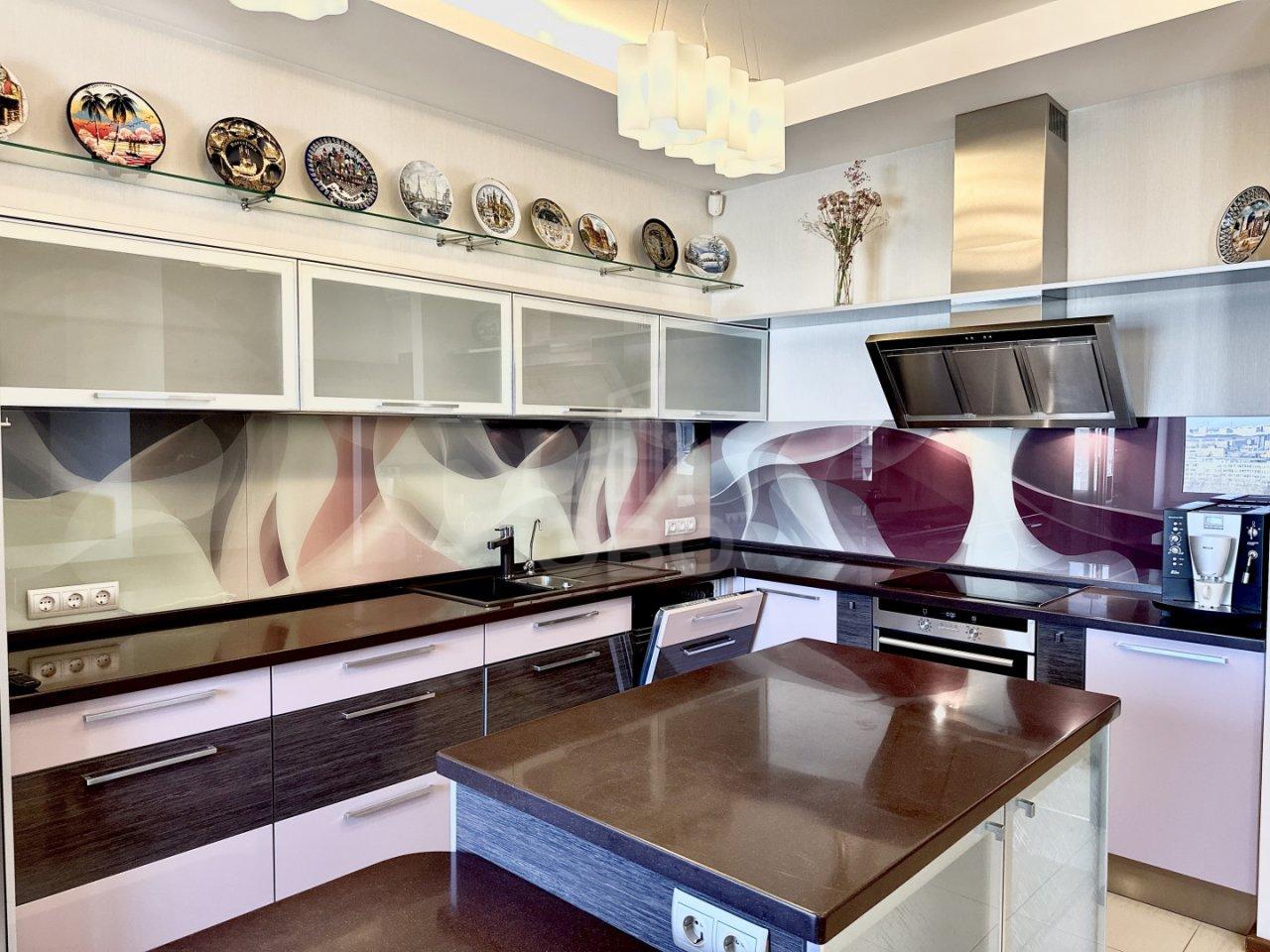 четырехкомнатная квартира в Санкт-Петербурге по адресу: Пражская ул., 44