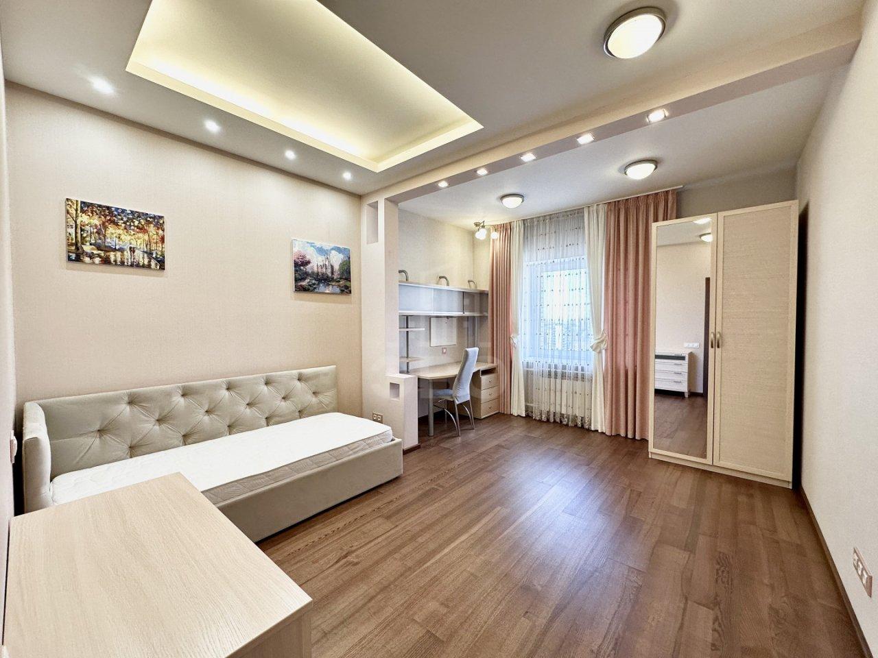 четырехкомнатная квартира в Санкт-Петербурге по адресу: Пражская ул., 44