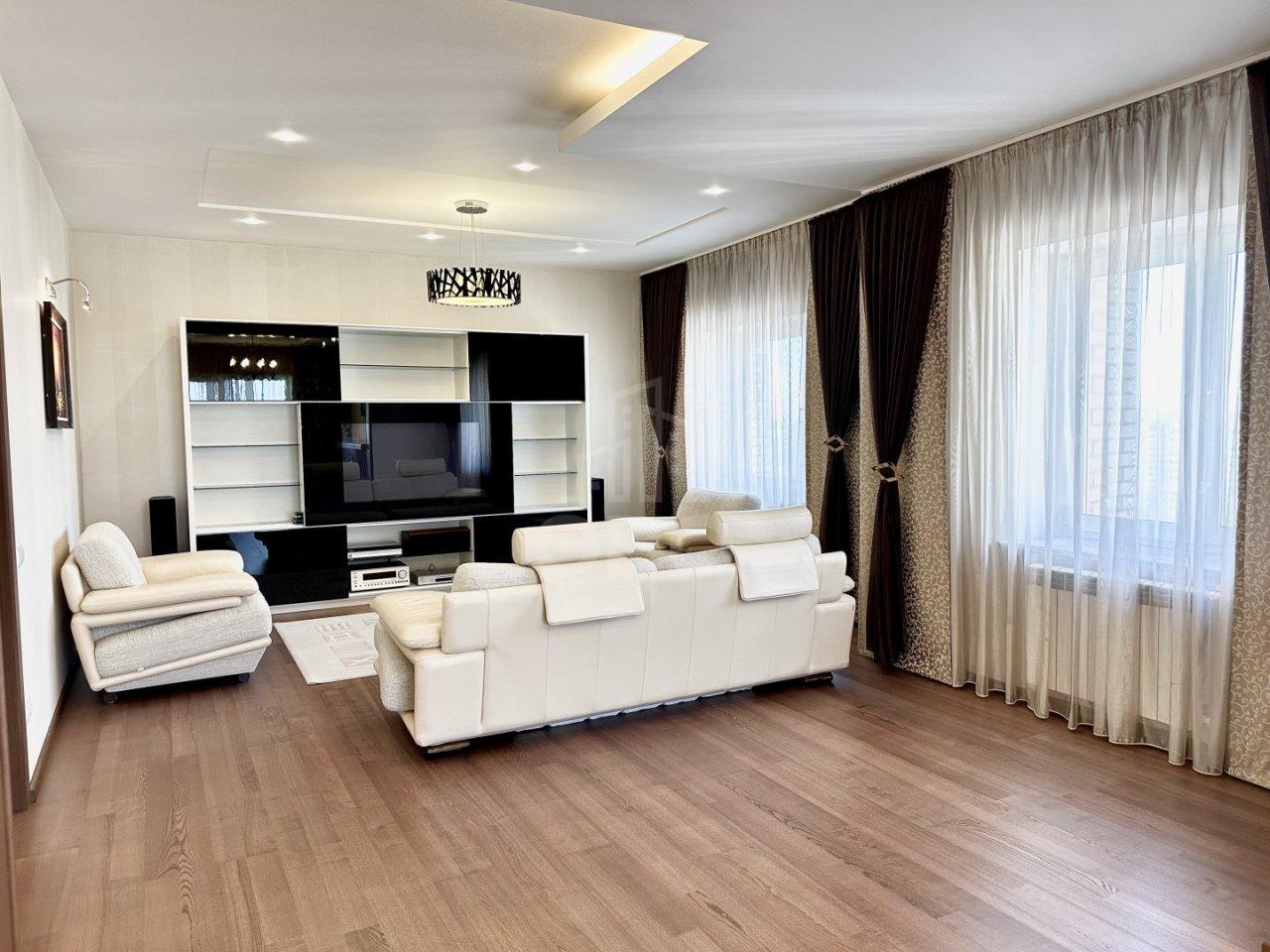 четырехкомнатная квартира в Санкт-Петербурге по адресу: Пражская ул., 44