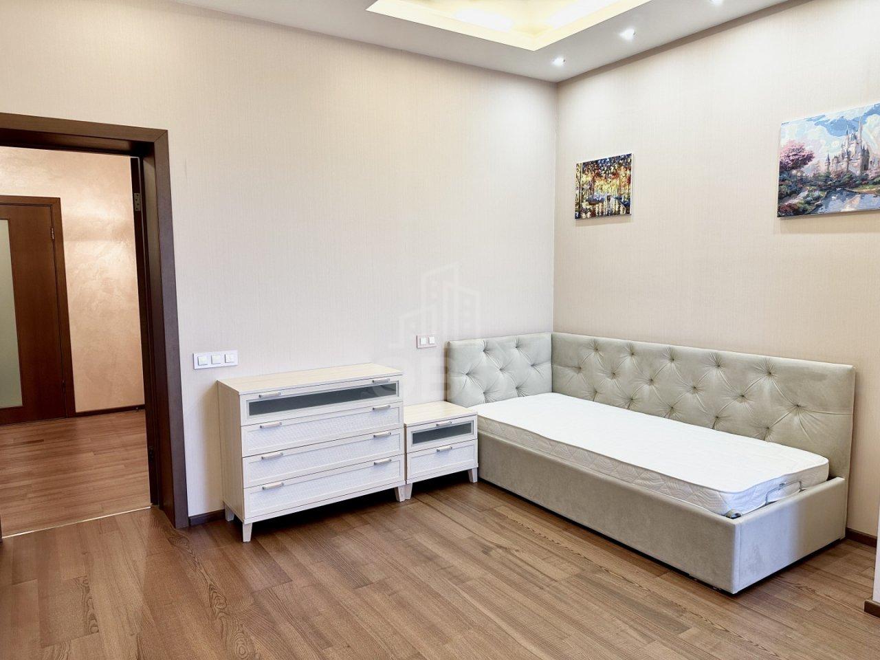 четырехкомнатная квартира в Санкт-Петербурге по адресу: Пражская ул., 44