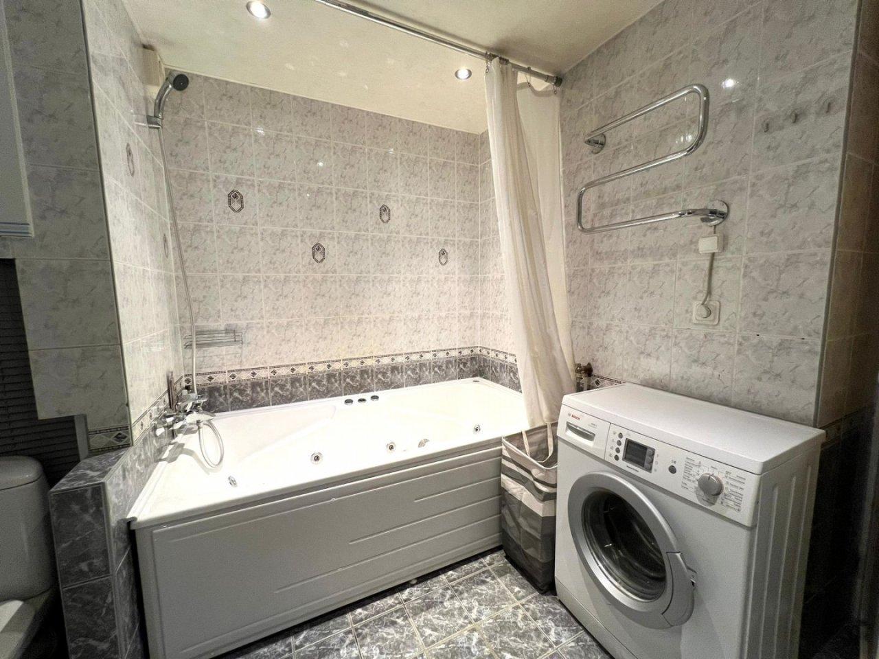 трехкомнатная квартира в Санкт-Петербурге по адресу: Морская наб., 33