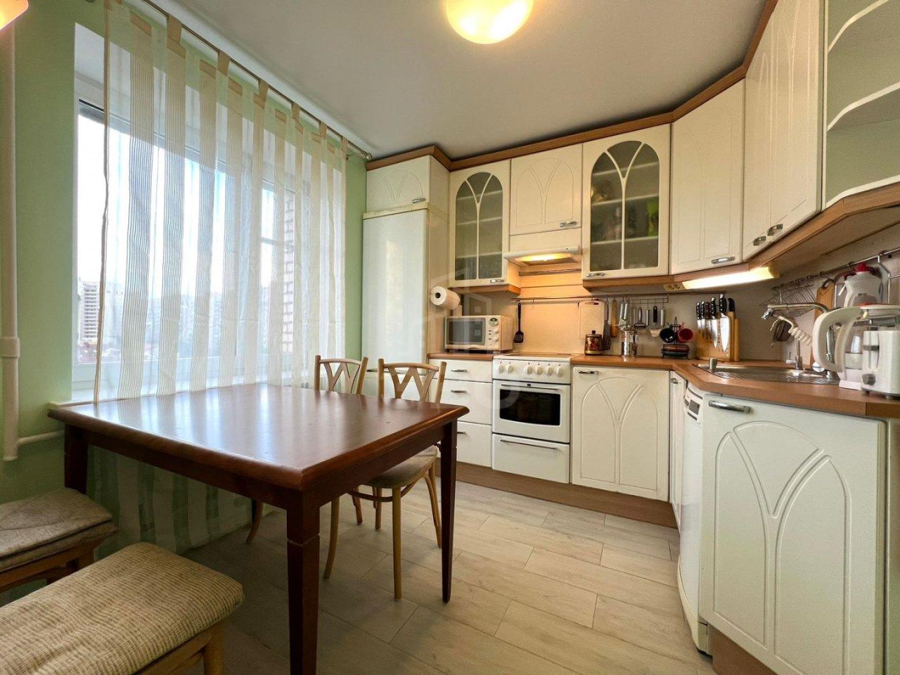 трехкомнатная квартира в Санкт-Петербурге по адресу: Морская наб., 33