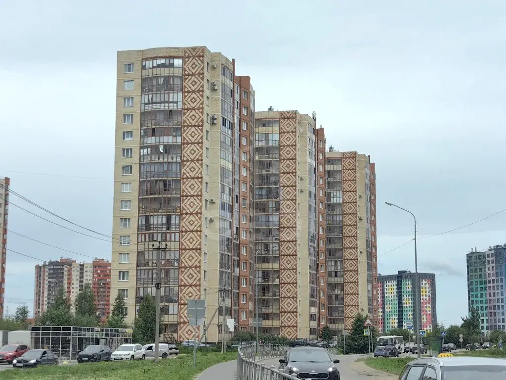 трехкомнатная квартира в Санкт-Петербурге по адресу: Шоссе в Лаврики ул., 74, к 1