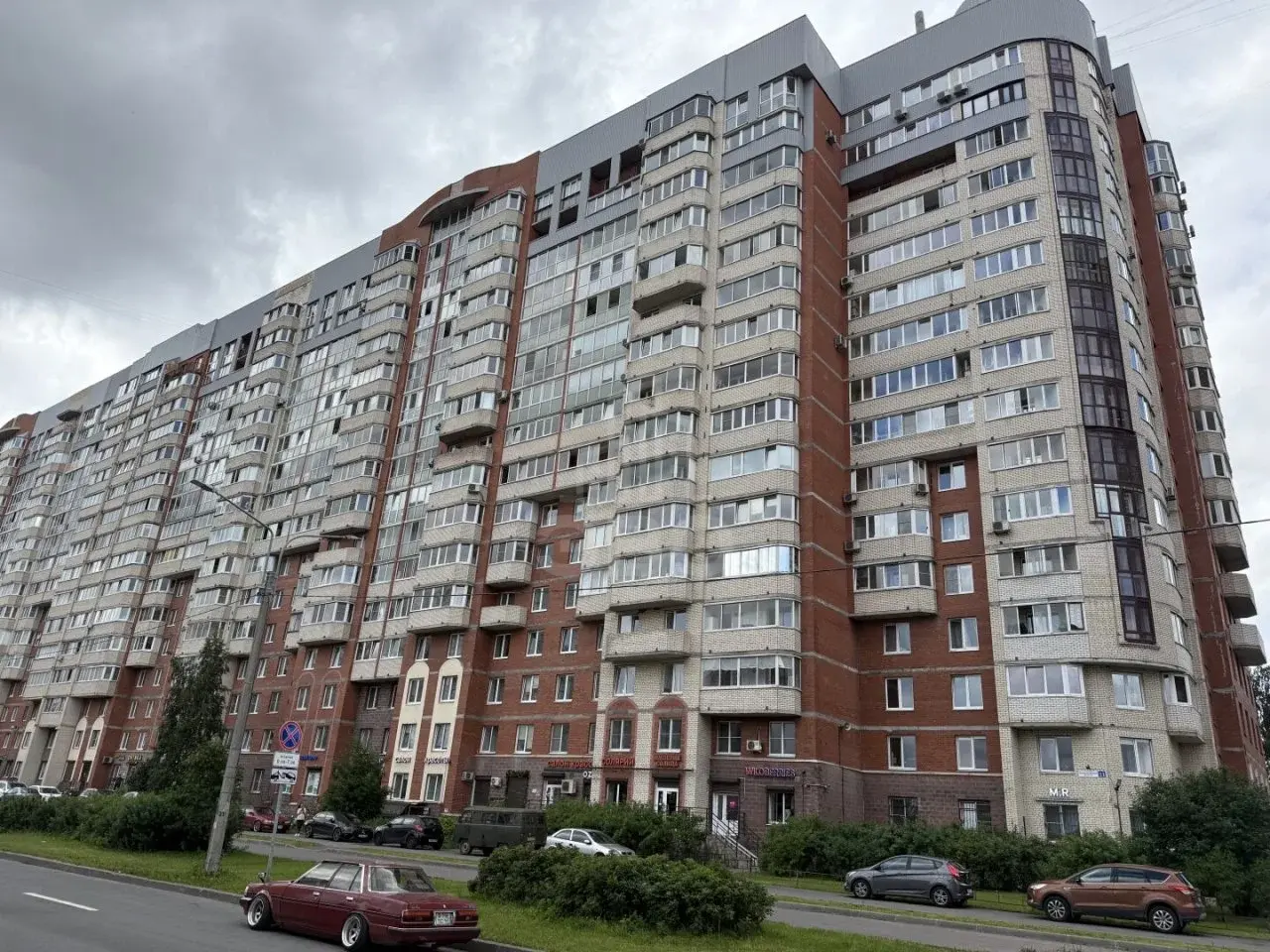 трехкомнатная квартира в Санкт-Петербурге по адресу: Новоколомяжский проспект, 11