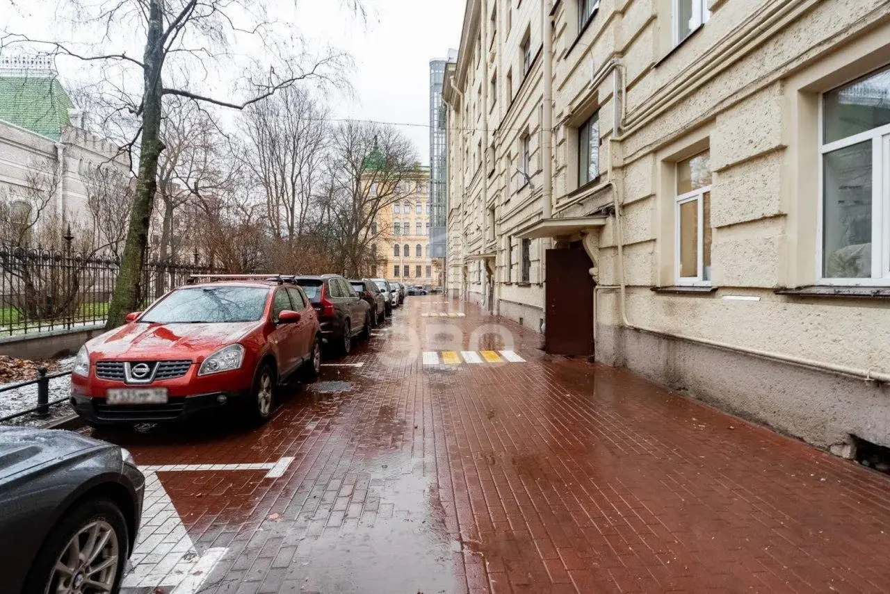 трехкомнатная квартира в Санкт-Петербурге по адресу: Таврическая ул., 2