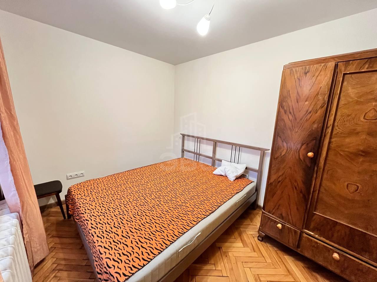 трехкомнатная квартира в Санкт-Петербурге по адресу: Новороссийская ул., 32