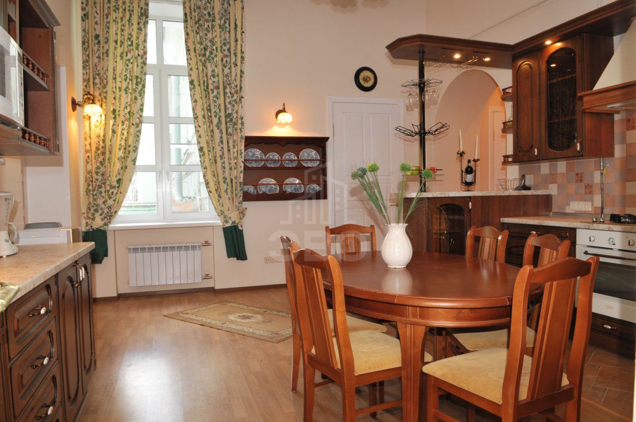 четырехкомнатная квартира в Санкт-Петербурге по адресу: Миллионная ул., 4