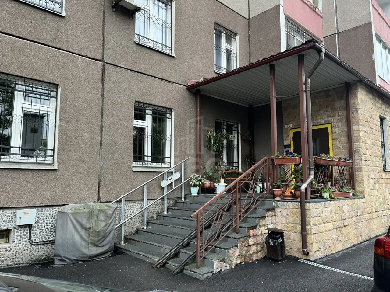 трехкомнатная квартира в Санкт-Петербурге по адресу: Свеаборгская ул., 12